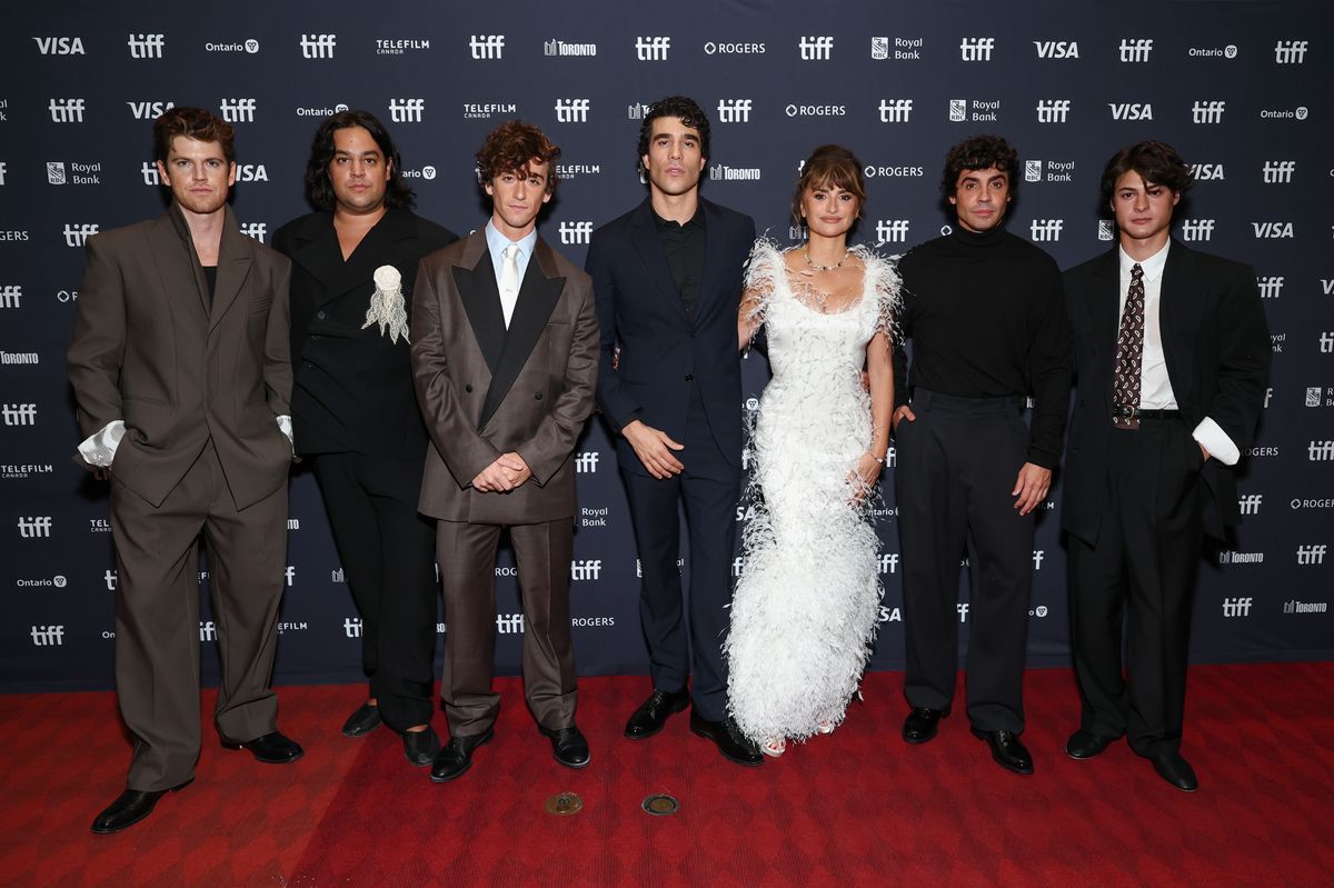 The cast is led by Guitarricadelafuente, Miguel Bernardeau, Carlos González, Milo Quifes and Lola Dueñas, with special appearances from Cruz and Glenn Close.