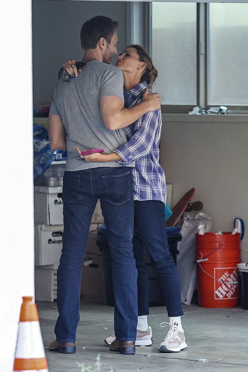Jennifer Garner shares passionate kiss with boyfriend John Miller in latest romantic outing